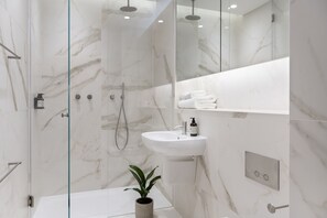 Studio – standard | Bad | Kombinert dusj/badekar, designertoalettartikler, hårføner og håndklær