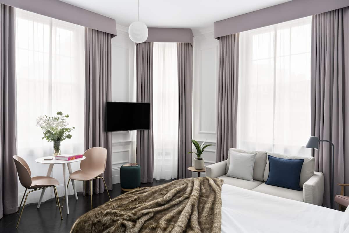 Estudio estándar | Ropa de cama de alta calidad y caja de seguridad en la habitación