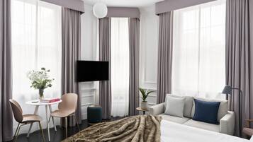 Studio Standard | Sängtillbehör av högsta kvalitet och värdeförvaringsskåp på rummet