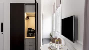 Large Studio Apartment | Khu phòng khách | Smart TV 32-inch có truyền hình kỹ thuật số, TV