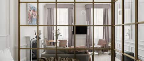Large Studio Apartment | 高档床上用品、客房内保险箱、笔记本电脑工作区、遮光窗帘