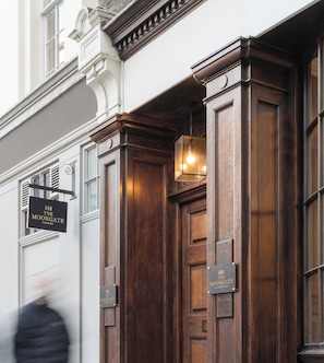 Fachada de edificio con un letrero que dice 'The Moorgate London'.