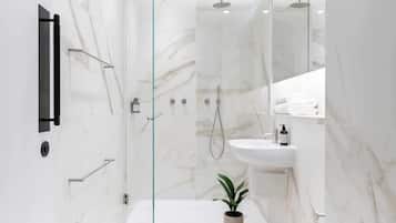 Large Studio Apartment | Bathroom | Combined shower/tub, designer toiletries, hair dryer, towels
