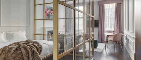 Superior studio | Luxe beddengoed, een kluis op de kamer, een laptopwerkplek