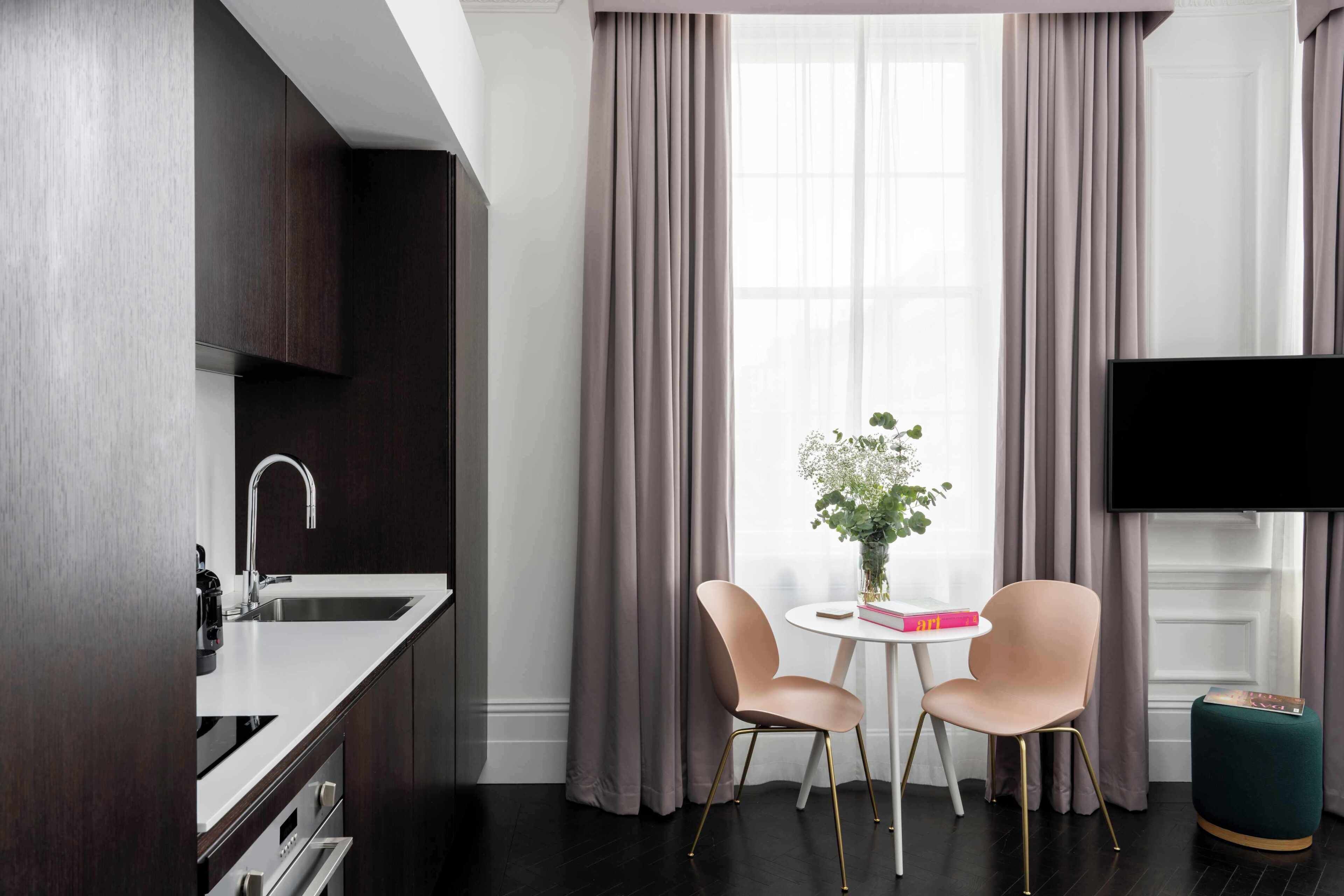 Large Studio Apartment | أغطية فراش متميزة وخزنة داخل الغرفة ومساحة عمل للكمبيوتر المحمول
