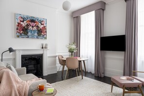 Large Studio Apartment | Living area