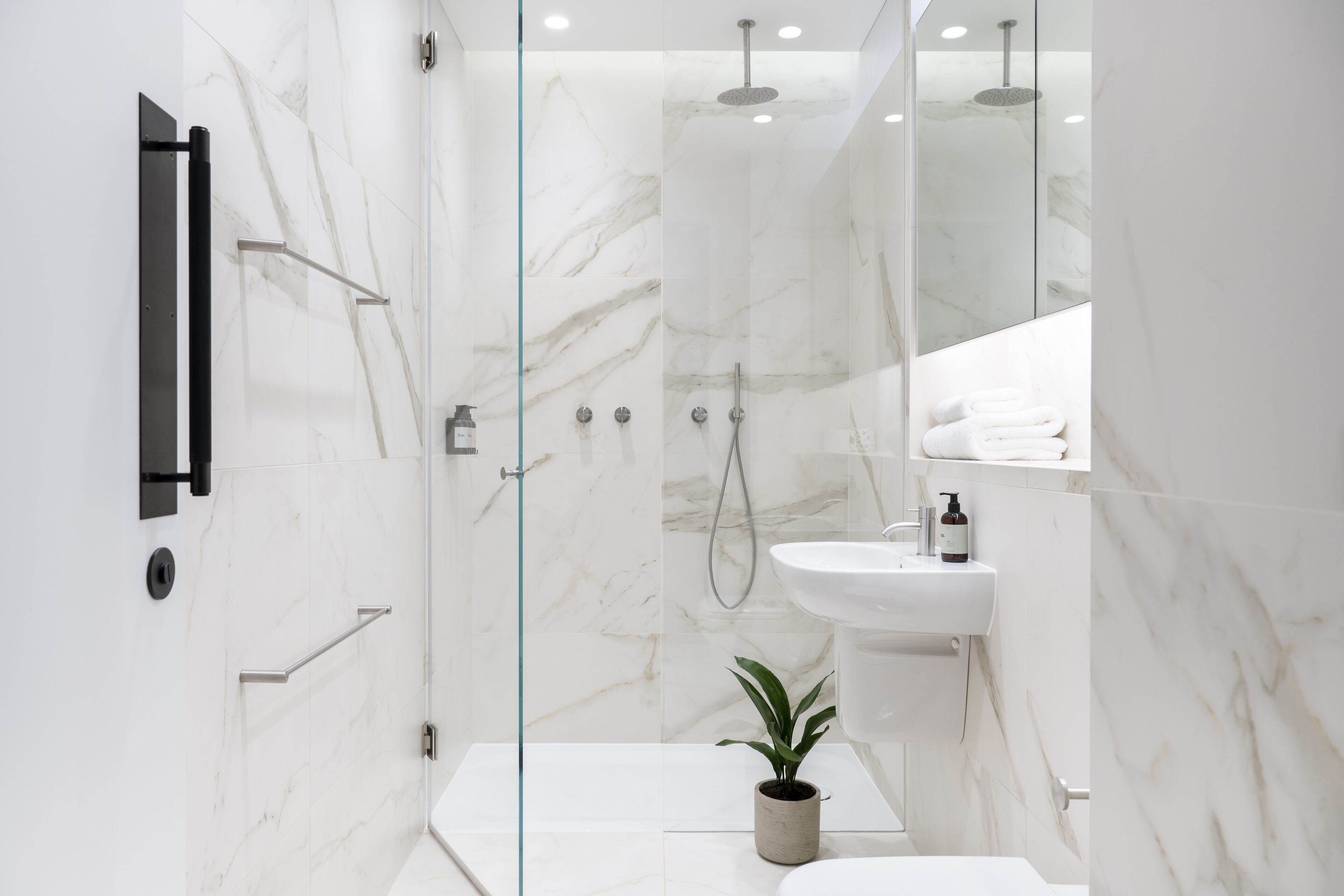 Studio Standar | Kamar mandi | Kombinasi shower/bathtub dan perlengkapan mandi desainer