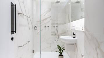 Studio Standar | Kamar mandi | Kombinasi shower/bathtub dan perlengkapan mandi desainer