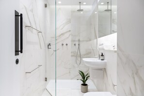 Studio Apartment | Bathroom | Combined shower/tub, designer toiletries, hair dryer, towels - The Moorgate by Cove (London)