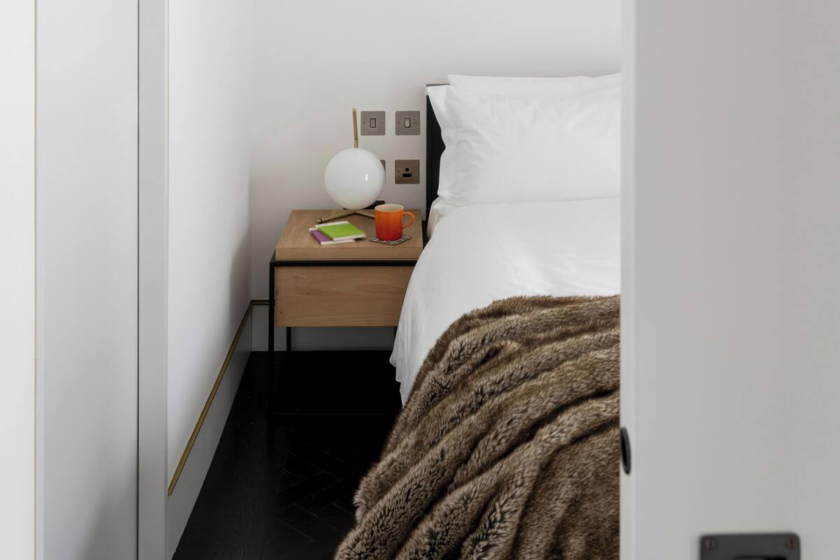 Luxe beddengoed, een kluis op de kamer, een laptopwerkplek