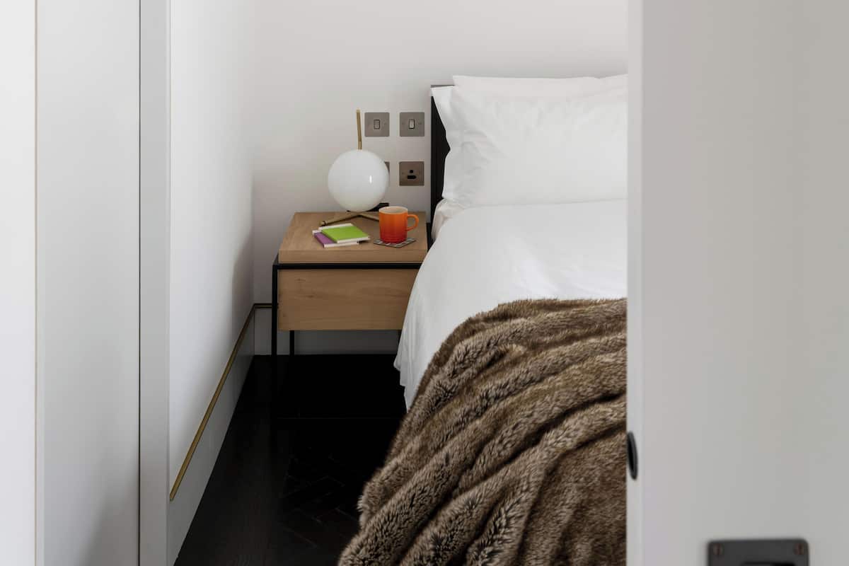 Ropa de cama de alta calidad y caja de seguridad en la habitación