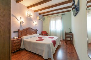 Double or Twin Room | Desk, laptop workspace, free WiFi, bed sheets - Hotel Rural Los Ángeles (Nunomoral)