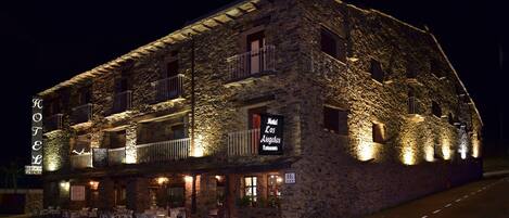 Façade de l’hébergement - soirée/nuit