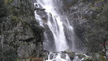 Une cascade d’eau se précipitant le long d’une falaise rocheuse.