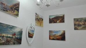 Ilmaiset hygieniatuotteet, hiustenkuivaaja, tohvelit, pyyhkeet