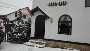 A white building with a black door and windows, labeled "CASA LILI".