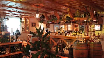 Hi ha 2 restaurants i s'hi serveixen esmorzars; plats de cuina regional