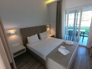 Design-suite - 2 soveværelser - udsigt til pool - have-område | Pengeskab på værelset, mørklægningsgardiner, gratis Wi-Fi, sengetøj