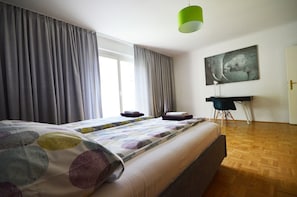 Premium-Apartment, 3 Schlafzimmer, eigenes Bad | 1 Schlafzimmer, hochwertige Bettwaren, Schreibtisch