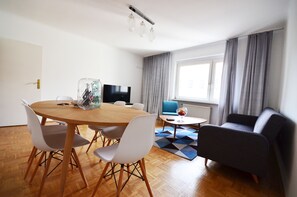 Apartamento premium, 3 quartos, banheiro privativo | Sala de estar | TV de tela plana