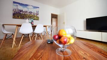 Premium-Apartment, 3 Schlafzimmer, eigenes Bad | Wohnzimmer | Flachbildfernseher