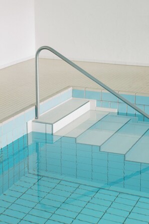 Piscina interna, espreguiçadeiras