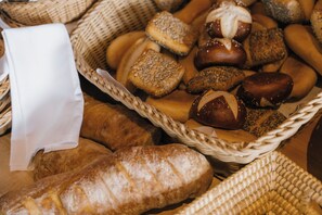 Free daily buffet breakfast  - Berghotel Wiedener Eck (Wieden)