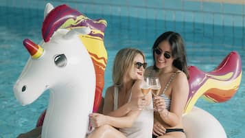 Una piscina cubierta, tumbonas