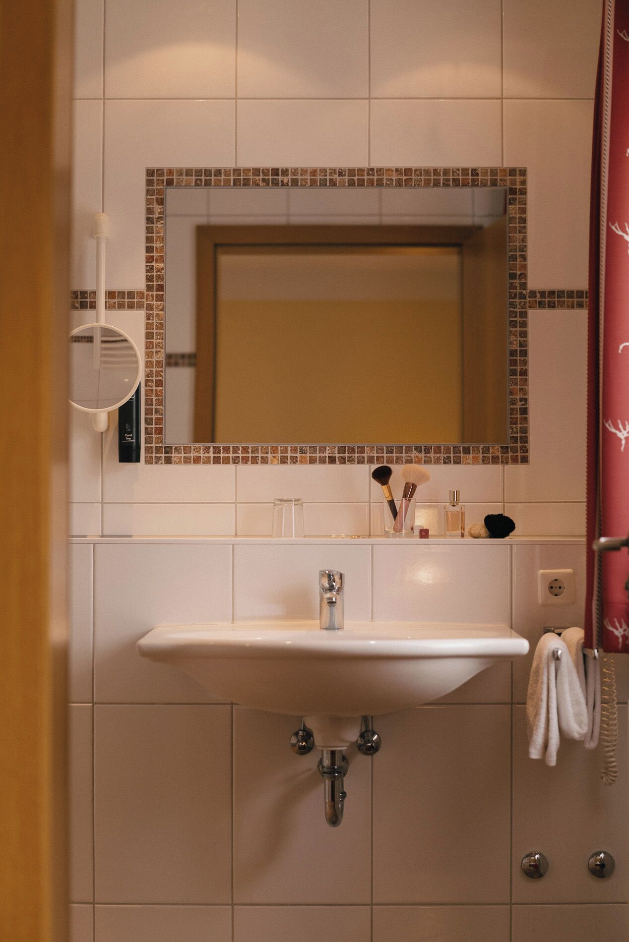 classic double room | bathroom | free toiletries, bathrobes, towels