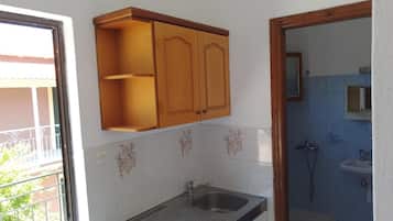 Estudio | Cocineta privada | Refrigerador y parrilla de estufa