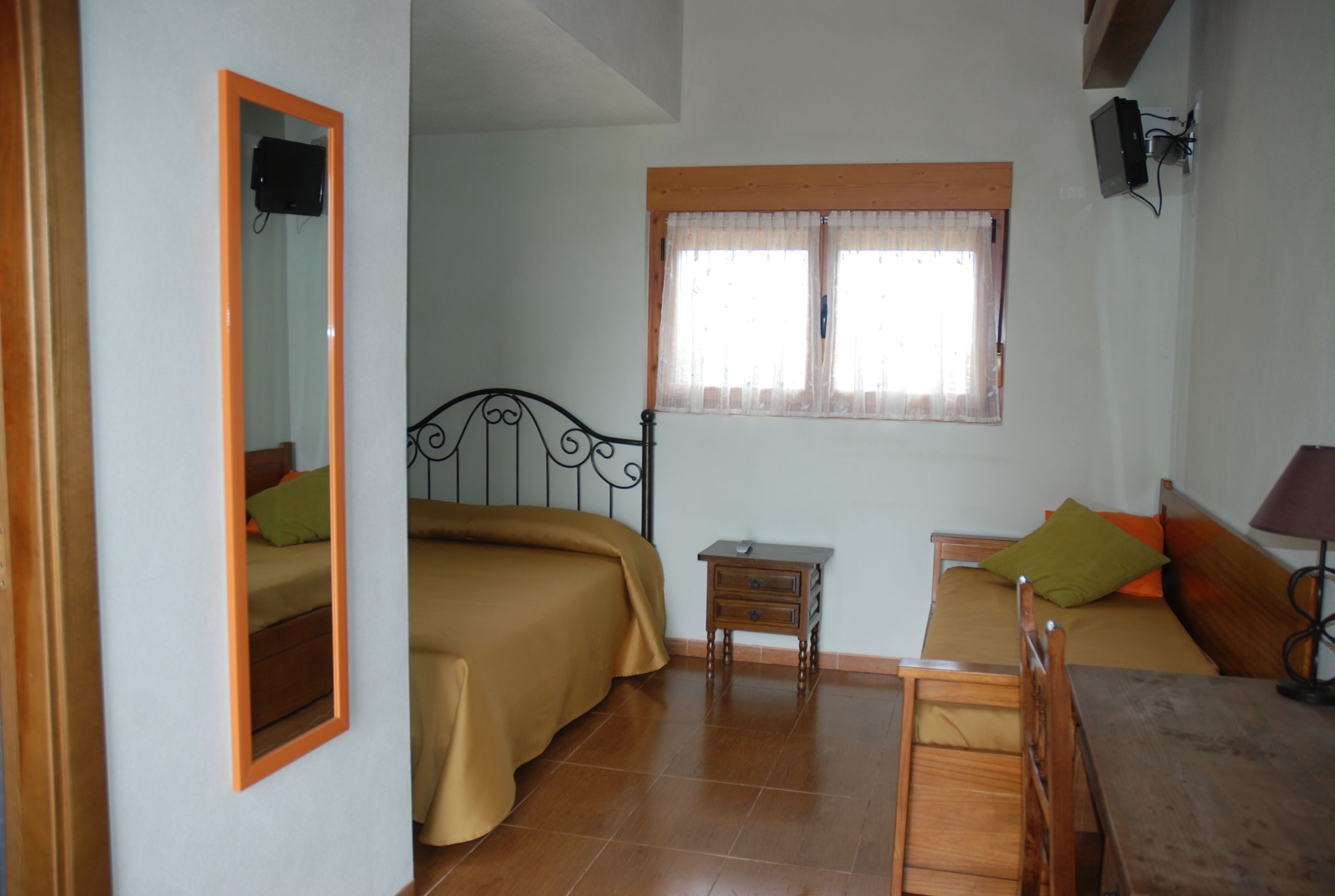 Phòng 3 | 1 phòng ngủ, bàn, bàn ủi/dụng cụ ủi quần áo 