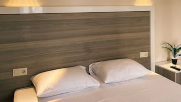 Artículos del minibar gratis, decoración personalizada y escritorio