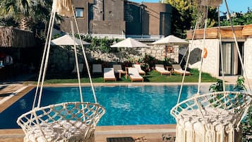 Una piscina al aire libre