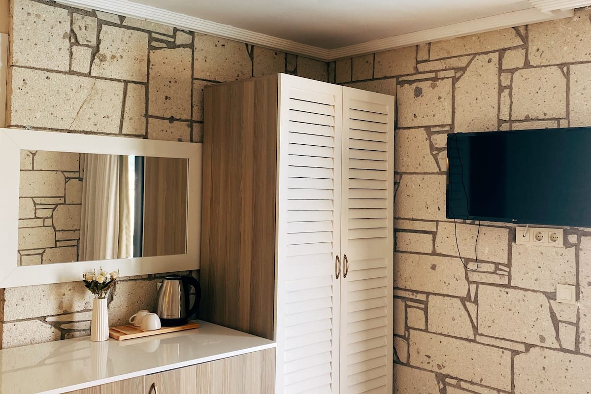 Minibar (mit einigen kostenlosen Artikeln), individuell dekoriert