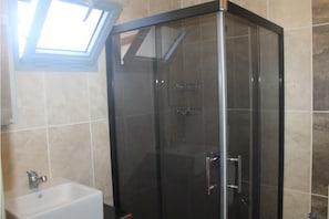 Standard Double or Twin Room | Bathroom