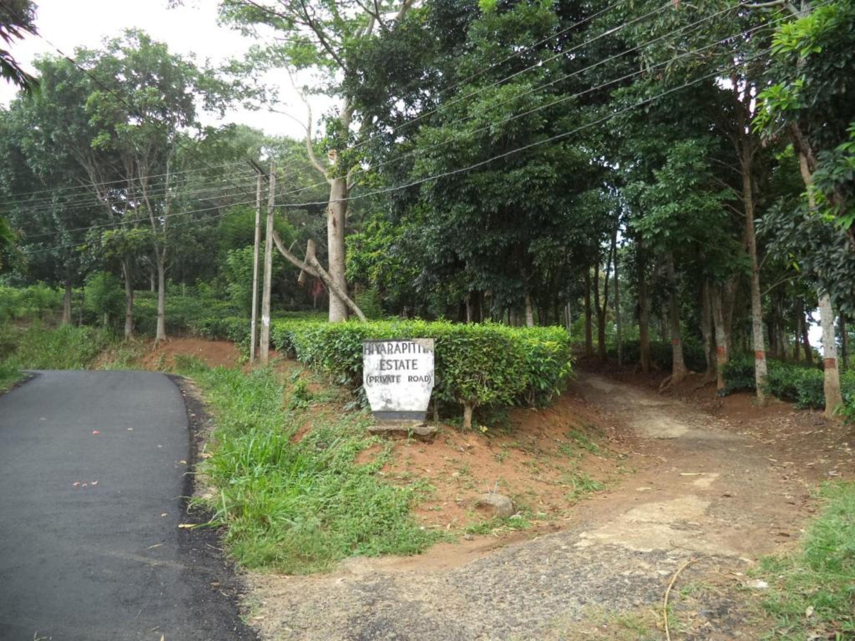 Placa indicando propriedade particular com acesso restrito.
