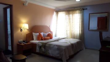 Royal Room, Non Smoking | Desk, free WiFi, bed sheets