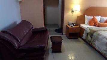 Royal Room, Non Smoking | Desk, free WiFi, bed sheets