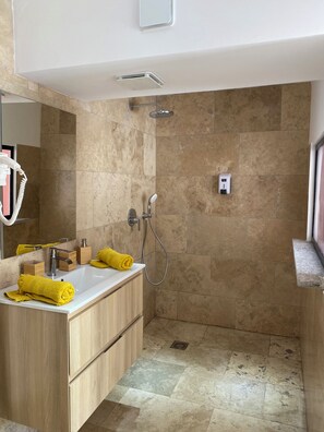 Kamar Comfort | Kamar mandi | Shower, pengering rambut, handuk, dan sabun