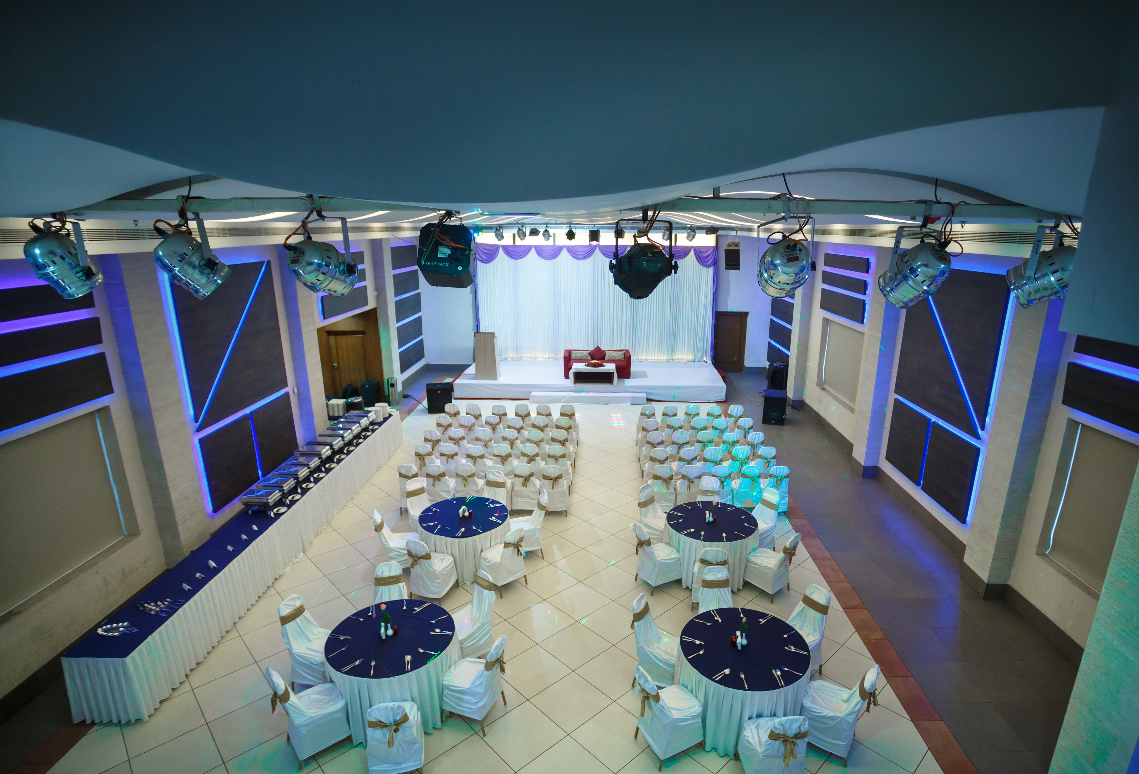 Lunch and dinner served, international cuisine