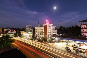住宿正面 (夜晚)