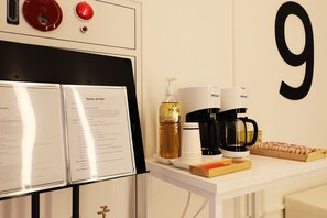 Fridge, coffee/tea maker, electric kettle - Hotel yaja wirye (Seongnam)