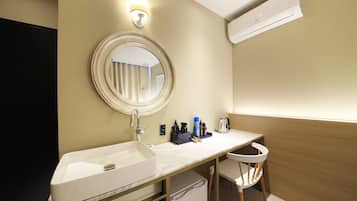 Standard Room | Desk, iron/ironing board, free WiFi