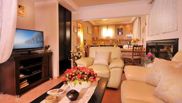 Suite | Living area | 40-inch LCD TV with satellite channels, TV, fireplace