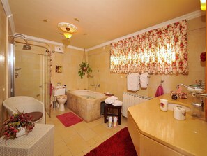Suite | Bathroom | Separate tub and shower, jetted tub, free toiletries, hair dryer