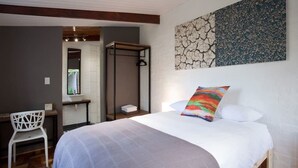 A bedroom with a bed, a chair, a wardrobe, and a mirror. - Lemon tree Studio Stellenbosch Central (Stellenbosch)