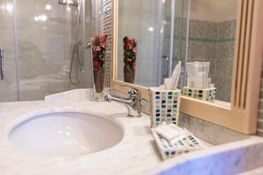 Ducha, artículos de higiene personal gratuitos y secador de pelo