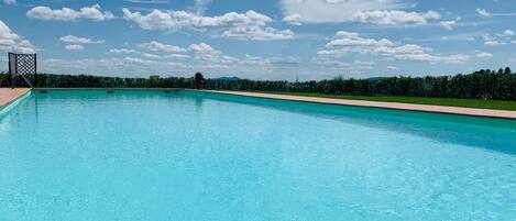 Außenpool (je nach Saison geöffnet), Sonnenschirme, Liegestühle