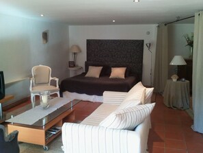 Loft | Room amenity - Chambres d'Hôtes de la Ferrage (La Tour-d'Aigues)