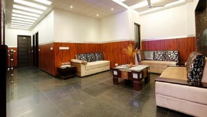 Lobby sitting area - Hotel Anand Lok Inn Mahipalpur, IGI Delhi Airport (New Delhi)
